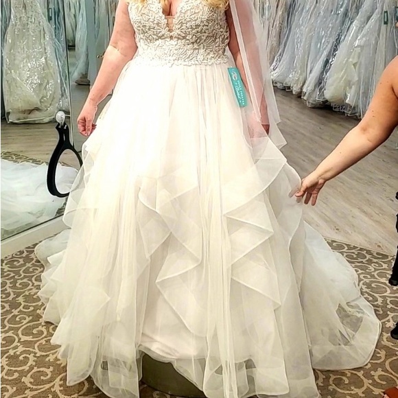 Wedding dress Size 20 fits like 18 - Picture 4 of 7